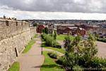 Las paredes entre la calle Palacio y Lane Estable, Derry, Irlanda del Norte.