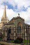 Vista trasera de la Catedral Anglicana Sainte Colombe, Derry, Irlanda del Norte.