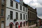 Fachadas de edificios en una calle, Derry, Irlanda del Norte.