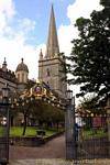 Outer puerta y la torre, la Catedral de St Columb, Derry, Irlanda del Norte.