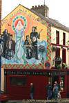 Un Clochán Liath, mural en Waterloo Street, Derry, Irlanda del Norte.