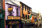 Colores Street, la calle Waterloo (modas Max y la barra Gweeburg), Derry, Irlanda del Norte.