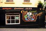 Murales en la fachada de un pub irlandés, Derry, Irlanda del Norte.
