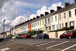 Armonía de colores para todas las fachadas similares, un poco de alegría ... Derry, Irlanda del Norte.