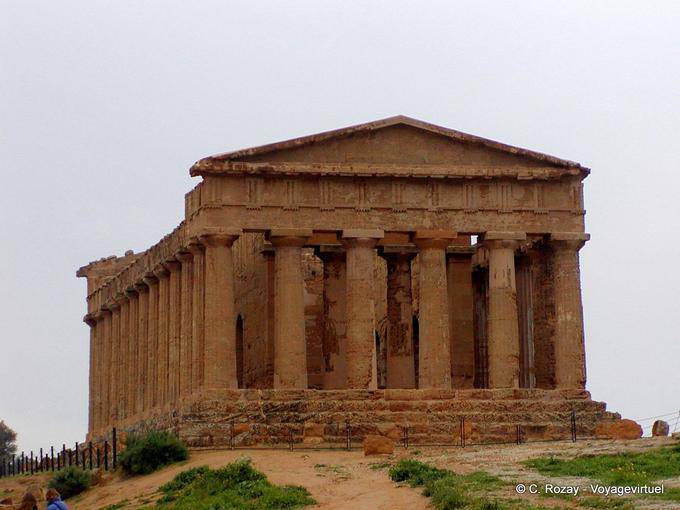 Fachada y columnas del Templo de la Concordia, Agrigento - Italia