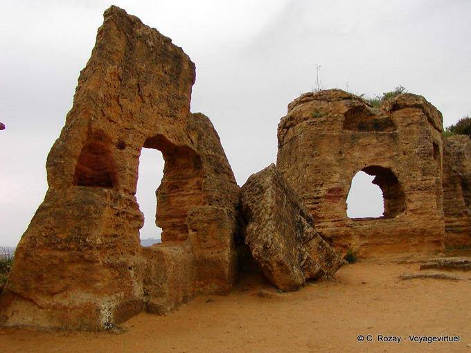 Antiguo sitio arqueológico, agujeros ruinas, Agrigento - Italia