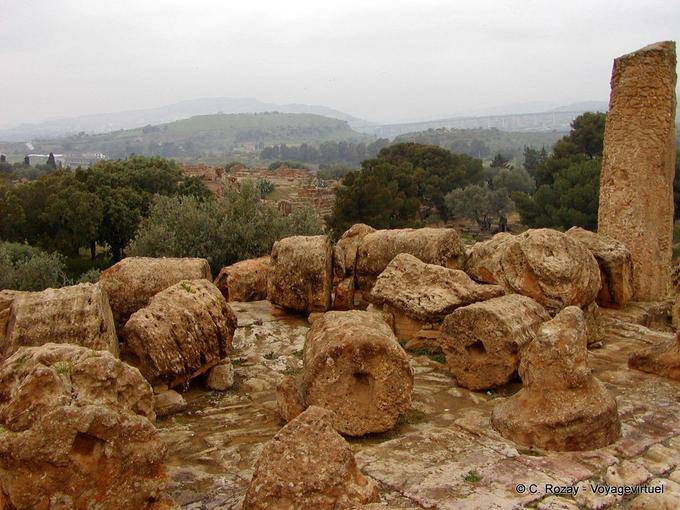 Columnas rotas del Templo de Zeus Olímpico, valle di Templi, Agrigento - Italia