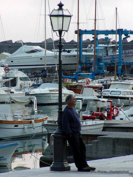 Hombre apoyado en una farola, Maratea - Italia