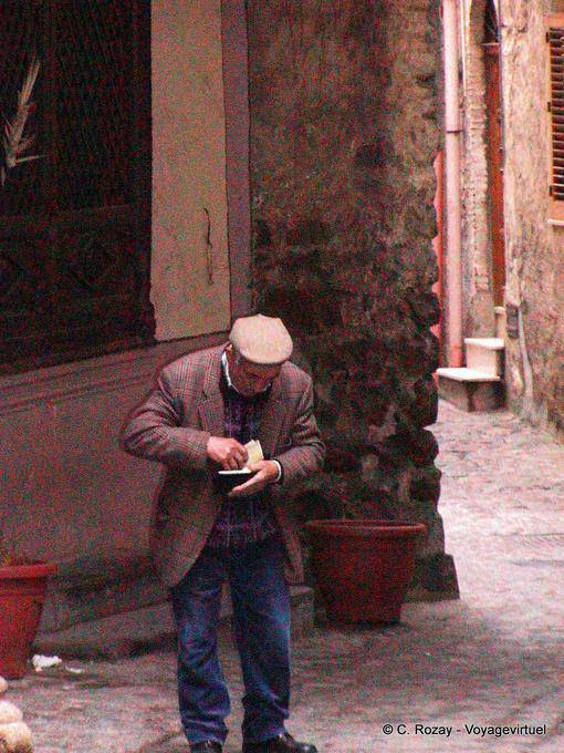 El anciano a Castelbueno - Italia