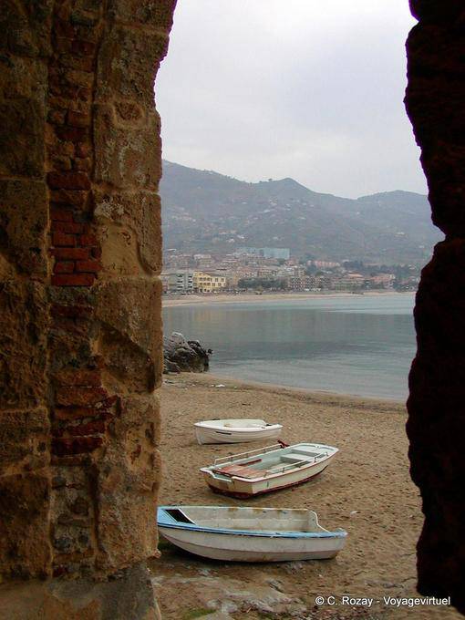 Barcos de pesca en la playa de Cefalu - Italia