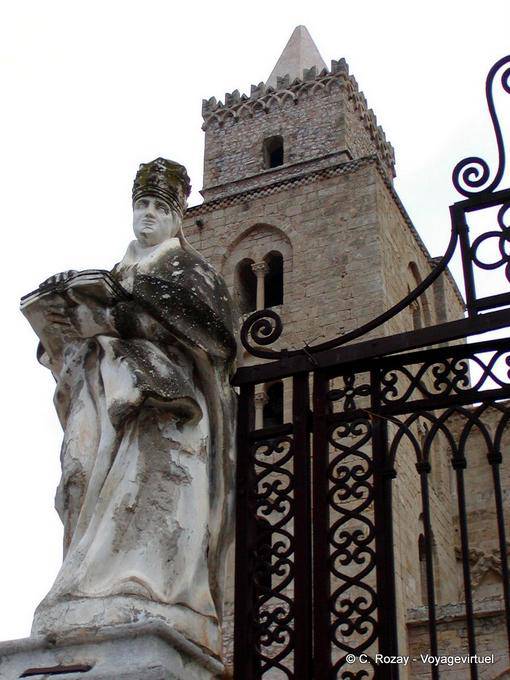 Estatua delante del Duomo, Cefalu - Italia