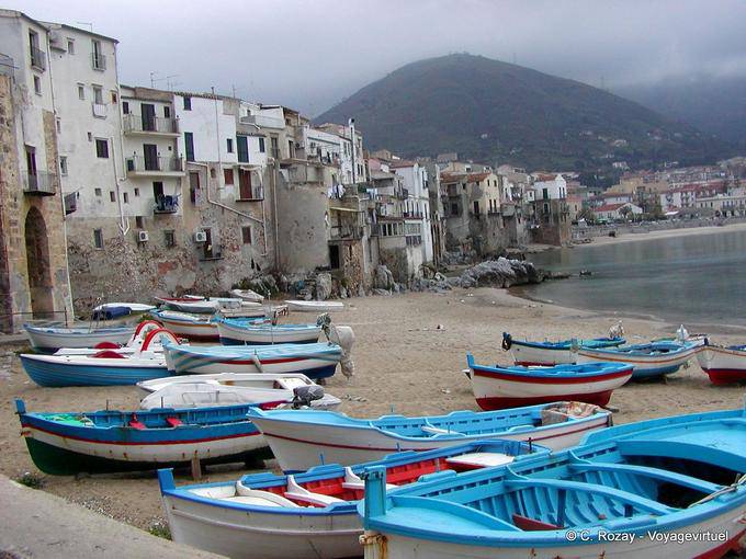 Casas de pescadores en la orilla del agua, Cefalu - Italia