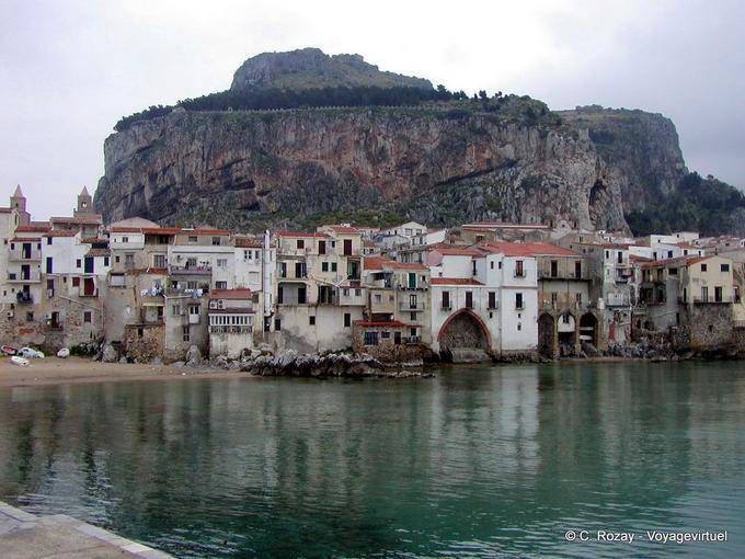 Kephaloidion roca que domina la ciudad, Cefalu - Italia