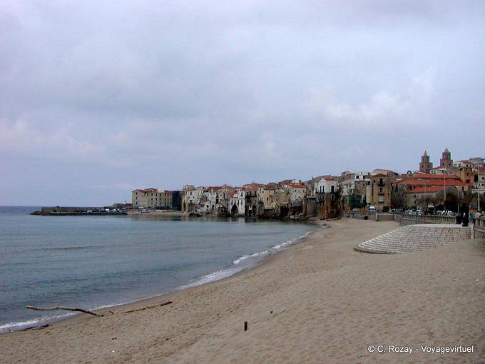 En la playa de Cefalu - Italia