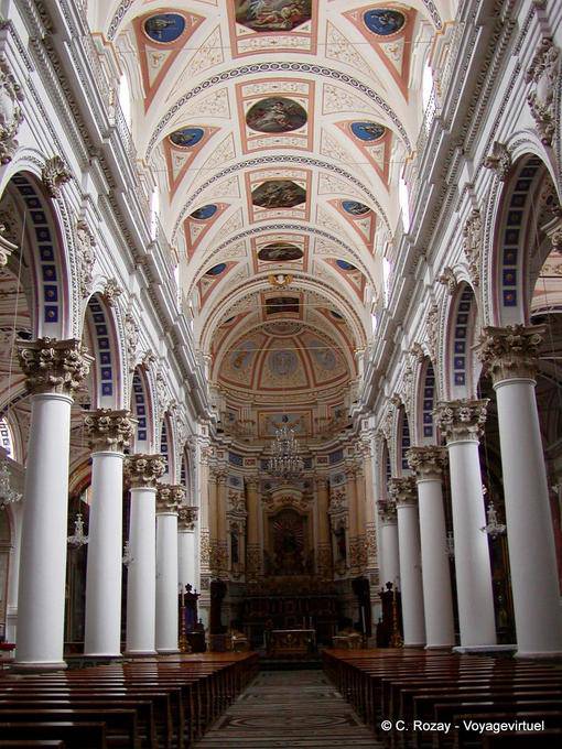 Dentro de la catedral barroca de San Pietro, Modica - Italia