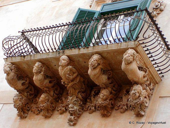 Esculturas en el balcón del Palacio de Villadorata, Noto - Italia