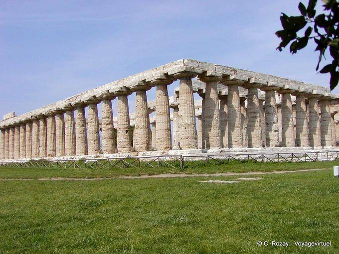 Bosque de columnas se ve desde el ángulo de la Basílica, Hera, Paestum - Italia
