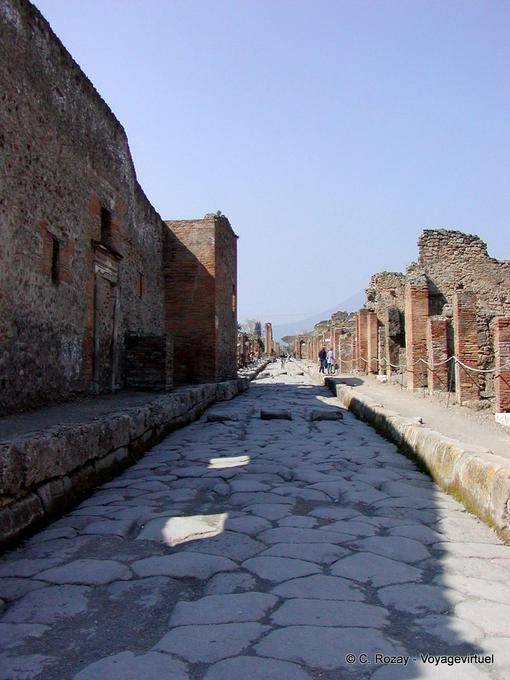 Criado peatonal que cruza la calle de la Abundancia, Pompeya - Italia