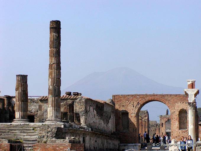 Pompeya Vesubio en el fondo, el Templo de Júpiter - Italia