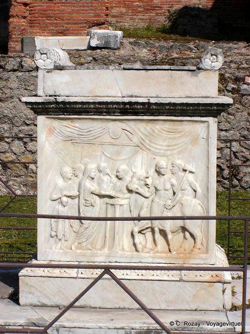 Altar del Templo de Vespasiano, Aedes Augusti Genios, Pompeya - Italia