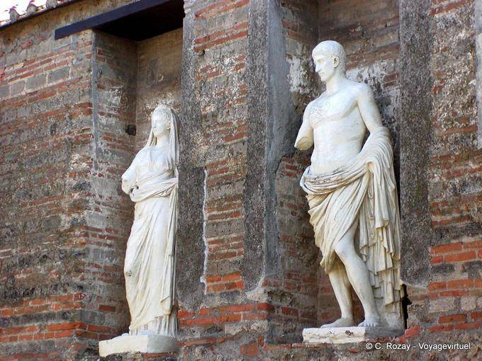 Estatuas de mármol blanco, Octavia y Marcelo Macellum, Pompeya - Italia