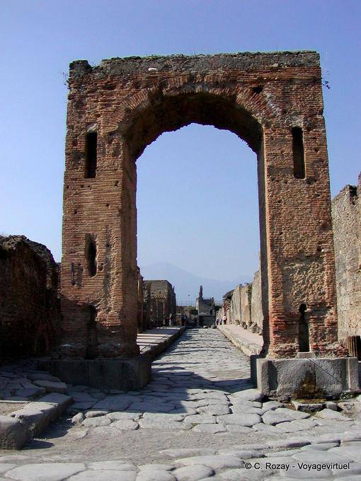 El arco de Calígula, Pompeya - Italia