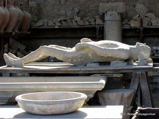 Cuerpo petrificado durante la destrucción de la ciudad 24 de agosto, 79, Pompeya - Italia
