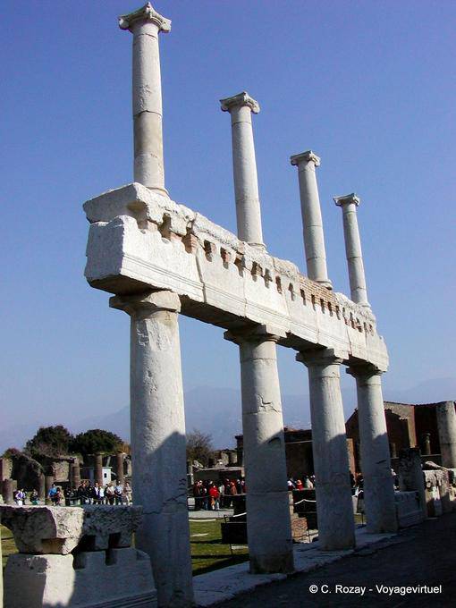 Dintel columnatas, Pompeya - Italia