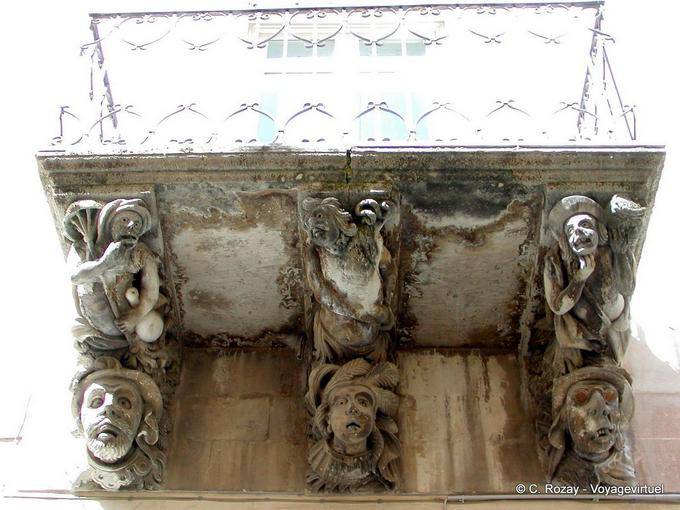 Caras bajo el balcón, Ragusa, Sicilia - Italia