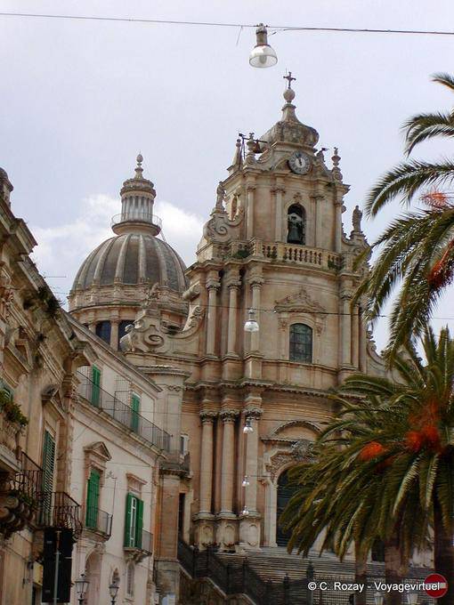 Otro punto de vista de la Catedral de San Giorgio Ragusa - Italia