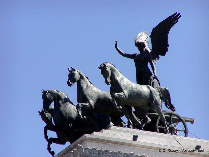 Estatua de la diosa Victoria conducir un carro, monumento a Víctor Manuel II, Roma - Italia