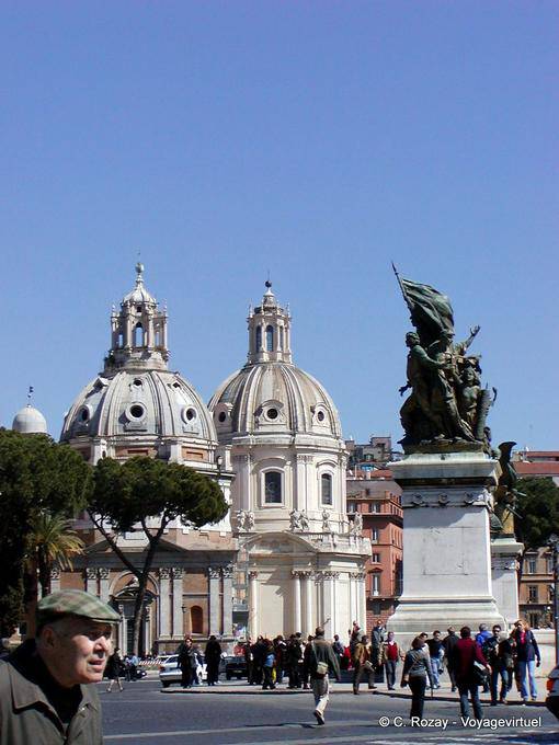 Pasar la Piazza della Madonna di Loreto, Roma - Italia