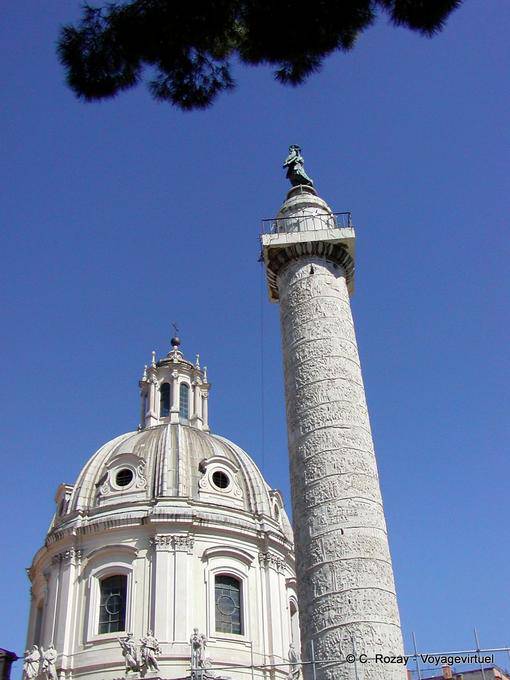Vista de columna de Trajano y la iglesia de Santa Maria di Loreto Cúpula, Roma - Italia