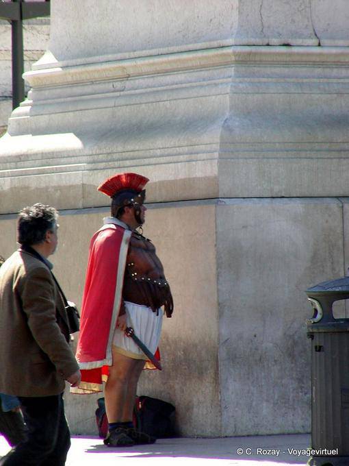 Soldado Fake Romein en trajes de la época, Roma - Italia