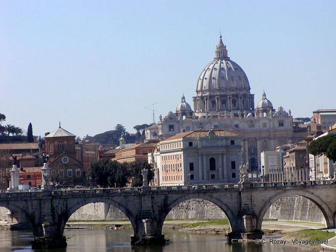 Puente de Sant'Angelo y San Pedro en el fondo, Vaticano, Roma - Italia