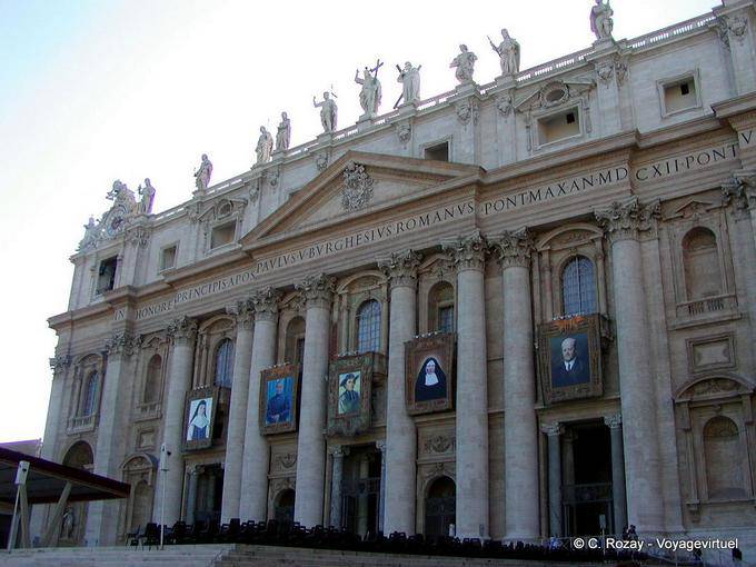 Frontón de la Basílica de San Pedro del Vaticano, Roma - Italia