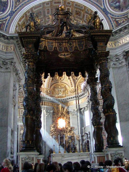 Crucero de la Basílica de San Pedro, canopy torcido columnas de Bernini, Vaticano, Roma - Italia