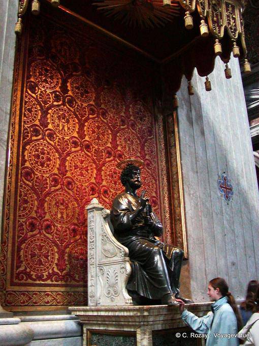 Estatua de San Pedro con las llaves del cielo, del Vaticano, Roma - Italia
