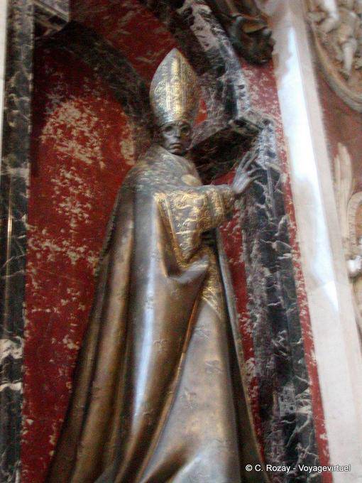 Papa estatua gafas dentro de la Basílica de San Pedro del Vaticano, Roma - Italia