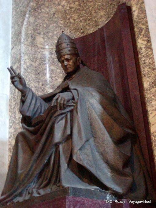 Bendición papal, estatua, la Basílica de San Pedro del Vaticano, Roma - Italia