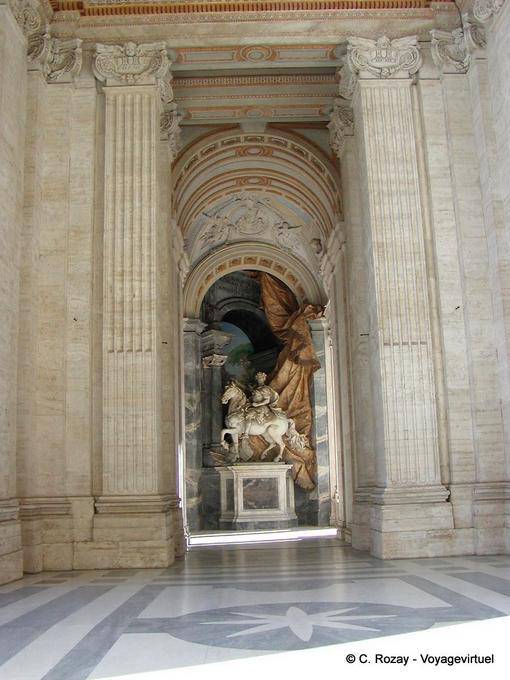 Nártex de la Basílica de San Pedro, estatua ecuestre de Constantino, del Vaticano, Roma - Italia