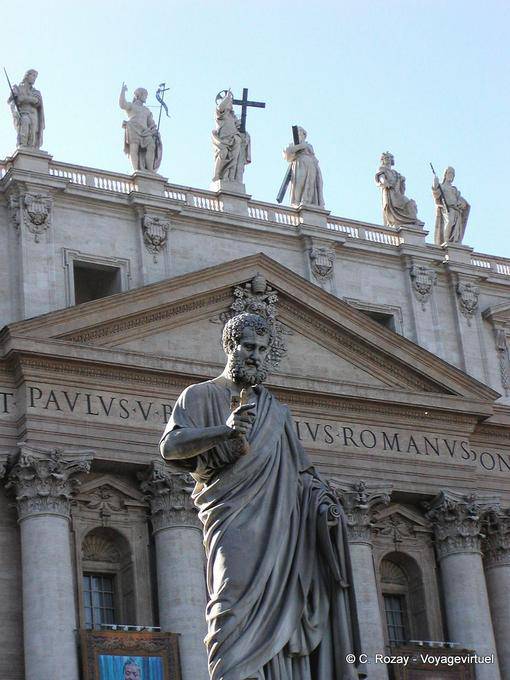 Estatua delante de la fachada de la Basílica, del Vaticano, Roma - Italia