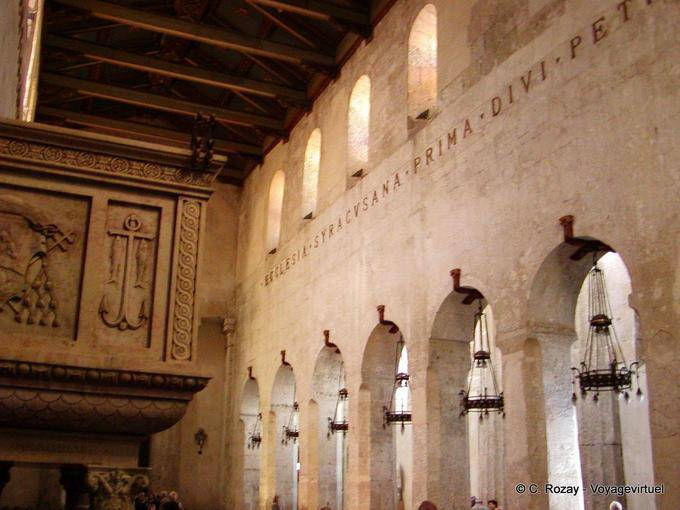 En el interior del Duomo, antiguo templo griego de Atenea, Siracusa, Sicilia - Italia