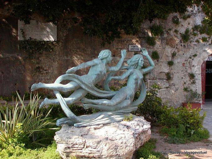 Estatua delante de la Fuente de Aretusa, Ortigia, Siracusa, Sicilia - Italia