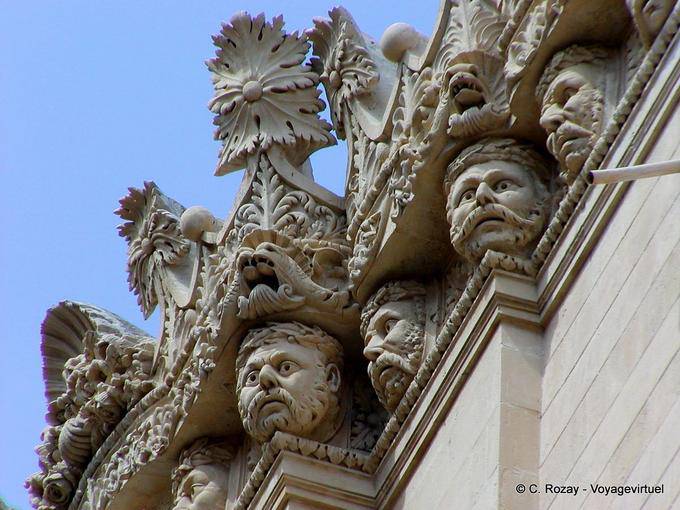 Cabezas de piedra en la Piazza Duomo, Siracusa, Sicilia - Italia