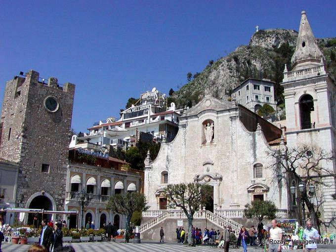La Torre del Reloj y San Giuseppe, Lugar IX Aprile, Taormina - Italia