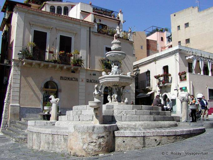 Fuente en la Piazza Duomo, Taormina - Italia