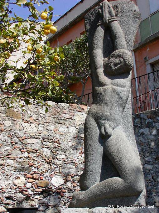Estatua de desnudo torturado, Taormina - Italia