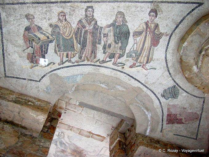 Nobles y campesinos, mosaico en la entrada de los baños, Villa Casale - Italia