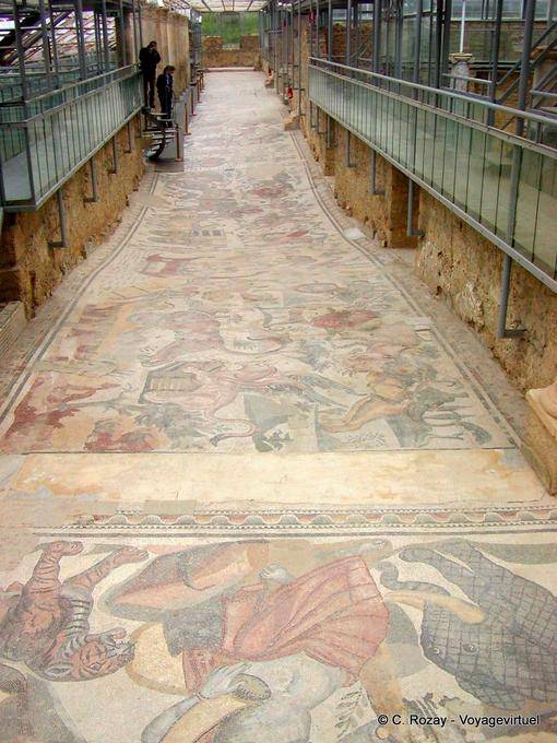 Corredor de la Gran Caza, mosaico de 60 metros de largo y 350 pies cuadrados, Villa Casale - Italia
